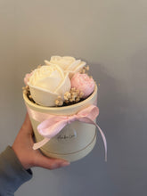 Load image into Gallery viewer, Flower candle bouquet