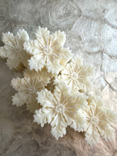 Load image into Gallery viewer, x1 Snowflake candle
Burn time: approx 3 hours
Size: 37g
Height: 1cm
Width: 6cm
Beautiful kept as a home decoration or to be lit. When lighting candles please ensure candles are placed on a fire safe coaster or tray, as wax drops will melt onto the surface. Please keep the wick trimmed to 5mm prevent mushrooming and soot. Do not burn for more then 1 hour at a time.
Please try to keep your candles out of direct sunlight as this can cause frosting to form on your candle.
Please note that due to the ca