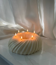 Load image into Gallery viewer, Size: 1200g
Height: 6.5cm
Width: 20cm
Beautiful kept as a home decoration or to be lit. When lighting candles please ensure candles are placed on a fire safe coaster or tray, as wax drops will melt onto the surface. Please keep the wick trimmed to 5mm prevent mushrooming and soot. Do not burn for more then 4 hours at a time.
Please try to keep your candles out of direct sunlight as this can cause frosting to form on your candle.
Please note that due to the candles being individually poured and handmad