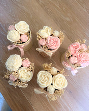 Load image into Gallery viewer, Flower candle bouquet