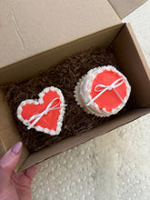 Load image into Gallery viewer, Red/White Cake Candle Duo