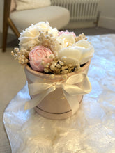Load image into Gallery viewer, Flower candle bouquet