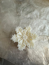 Load image into Gallery viewer, Snowflake Christmas Candle