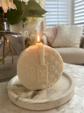 Load image into Gallery viewer, Round LV Bag Candle
