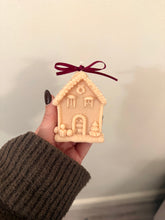 Load image into Gallery viewer, Gingerbread house candle
